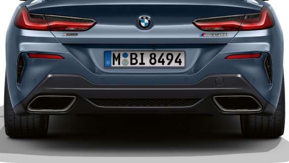 Вихлопні труби зліва і справа. BMW M850i xDrive Coupé з вихлопними трубами зліва і справа.