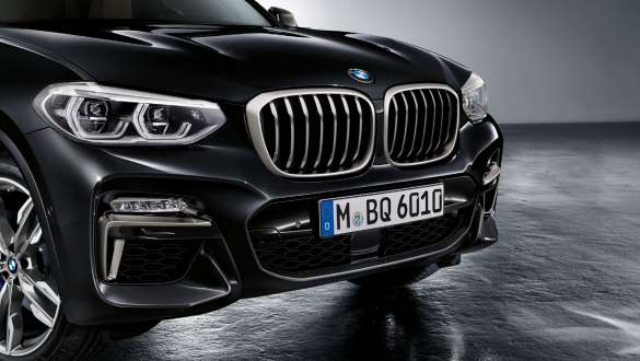 BMW X3 M40i і BMW X3 M40d з пакетом аеродинаміки M. BMW X3 M40i і BMW X3 M40d в Black Sapphire металік, екстер'єр, передня частина з пакетом аеродинаміки M.