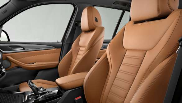 BMW X3 M40i і BMW X3 M40d, салон, спортивні сидіння. BMW X3 M40i і BMW X3 M40d, салон, спортивні сидіння для водія і переднього пасажира.