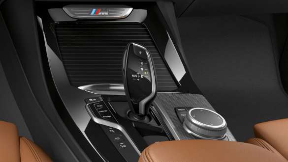 BMW X3 M40i і BMW X3 M40d, 8-ступінчаста коробка передач Steptronic Sport. BMW X3 M40i і BMW X3 M40d, салон, важіль перемикання передач, 8-ступінчаста коробка передач Steptronic Sport.
