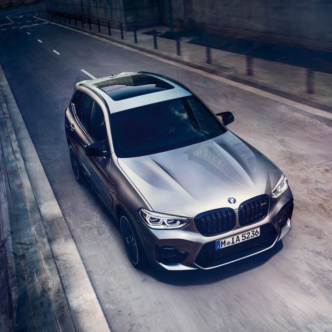 BMW X3 M Competition, з висоти пташиного польоту. BMW X3 M Competition в Donington Grey металік, екстер’єр, з висоти пташиного польоту спереду.