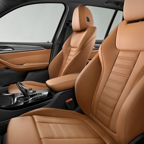 BMW X3 M40i і BMW X3 M40d, інтер’єр, BMW X3 M40i і BMW X3 M40d, спортивний і зручний салон зі спортивними сидіннями.