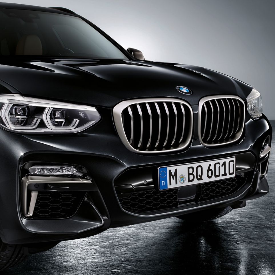 BMW X3 M40i і BMW X3 M40d, передня частина. BMW X3 M40i і BMW X3 M40d в Black Sapphire металік, екстер'єр, передня частина з елементами дизайну в кольорі Cerium Grey.