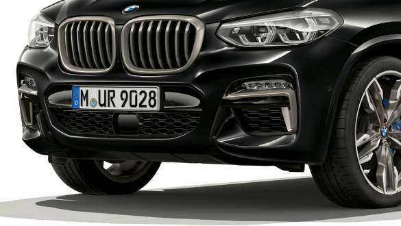 BMW X4 M40i і BMW X4 M40d в Black Sapphire металік, екстер'єр, передня частина з пакетом аеродинаміки M. BMW X4 M40i і BMW X4 M40d в Black Sapphire металік, екстер'єр, передня частина з пакетом аеродинаміки M.