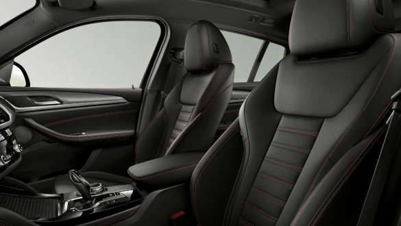 BMW X4 M40i і BMW X4 M40d, спортивні сидіння. BMW X4 M40i і BMW X4 M40d, салон, спортивні сидіння для водія і переднього пасажира.