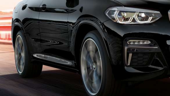 BMW X4 M40i та BMW X4 M40d, вид збоку з поворотом в три чверті. BMW X4 M40i та BMW X4 M40d в Black Sapphire металік, за кермом, екстер'єр, вид збоку з поворотом в три чверті з легкосплавними дисками, що крутяться.