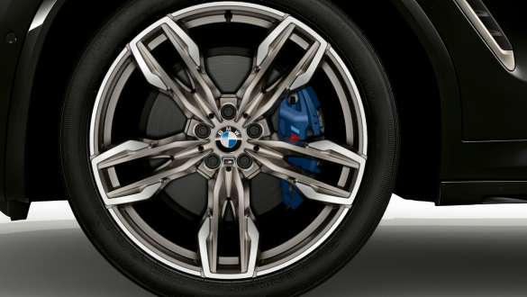 BMW X4 M40i і BMW X4 M40d зі спортивними гальмами M. BMW X4 M40i і BMW X4 M40d в Black Sapphire металік, екстер'єр, легкосплавні диски зі спортивними гальмами M.