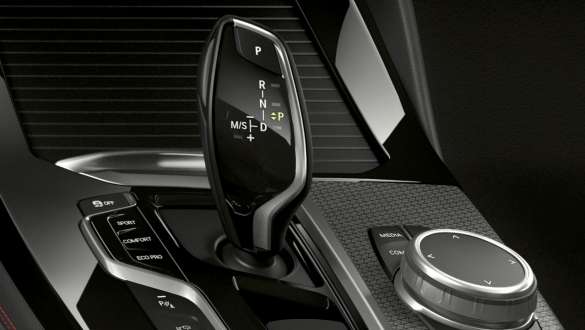 BMW X4 M40i і BMW X4 M40d, 8-ступінчаста коробка передач Steptronic Sport. BMW X4 M40i та BMW X4 M40d, салон, важіль перемикання передач, 8-ступінчаста коробка передач Steptronic Sport.