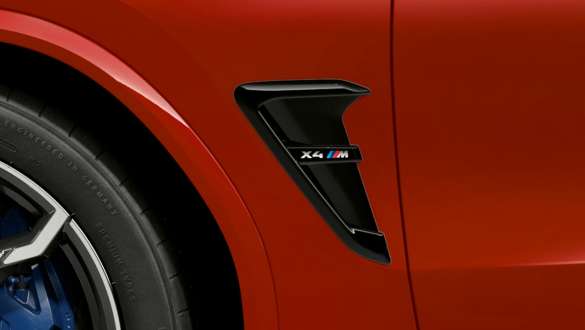 BMW X4 M Competition, зябра М з позначенням моделі. BMW X4 M Competition в Toronto Red металік, екстер'єр, зябра М в чорному глянсовому кольорі з позначенням моделі.