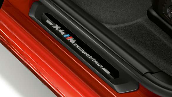 BMW X4 M Competition, обробка порога з написом Competition. BMW X4 M Competition, салон, обробка порога з написом Competition.