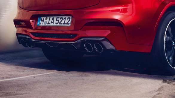 Вихлопна система M Sport. BMW X4 M Competition в Toronto Red металік, екстер'єр, вид ззаду з вихлопною системою M Sport і дифузором з карбону