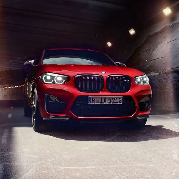 BMW X4 M Competition, вид спереду. BMW X4 M Competition в Toronto Red металік, екстер'єр, вид спереду.