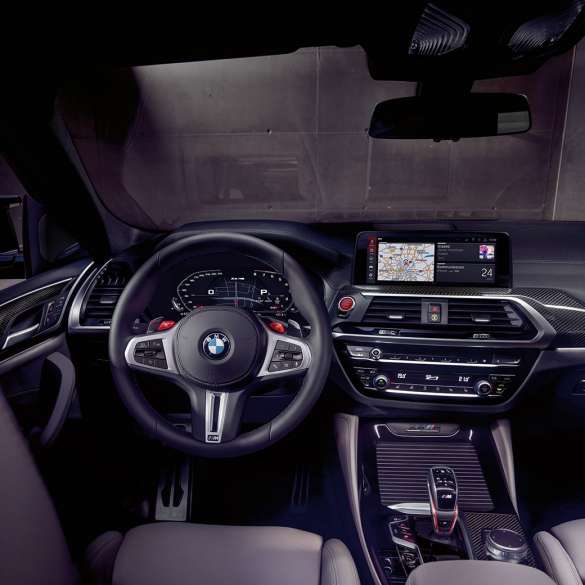 BMW X4 M Competition, ексклюзивна кабіна. BMW X4 M Competition, салон, ексклюзивна кабіна з сидіннями M Sport і шкіряним рульовим колесом M.