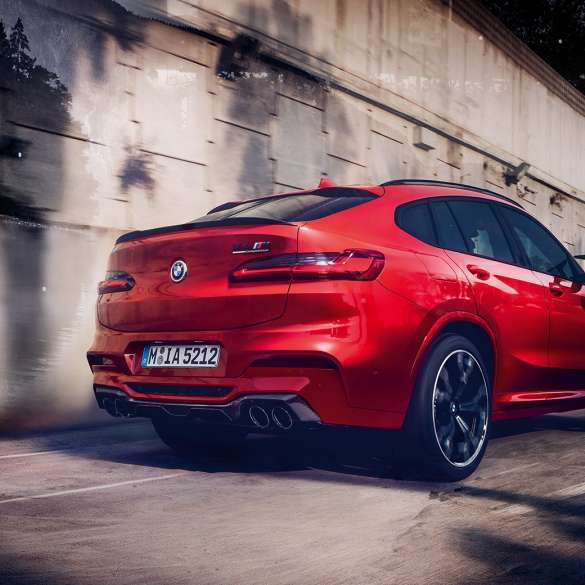 BMW X4 M Competition, дзеркала заднього виду з карбону. BMW X4 M Competition в Toronto Red металік, екстер'єр, пакет екстер'єру M Carbon, дзеркала заднього виду з карбону.