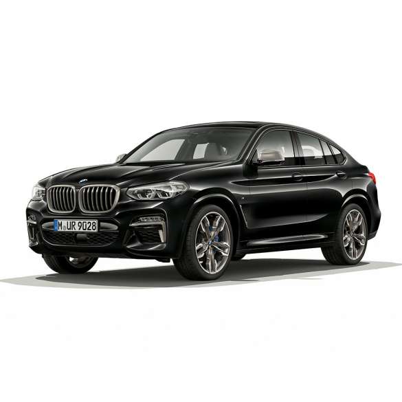 BMW X4 M40i і BMW X4 M40d, вид спереду з поворотом в три чверті. BMW X4 M40i і BMW X4 M40d в Black Sapphire металік, екстер'єр, вид спереду з поворотом в три чверті, права сторона.