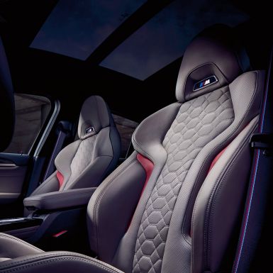 BMW X4 M Competition, спортивні сидіння M. BMW X4 M Competition, салон, спортивні сидіння М зі шкіри 'Merino' в Adelaide Grey.
