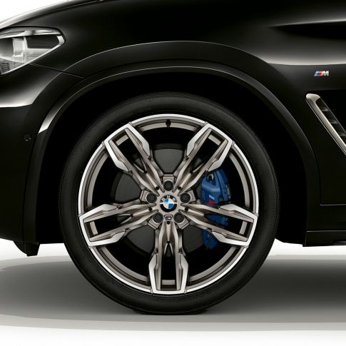 BMW X4 M40i та BMW X4 M40d, 21-дюймові легкосплавні диски M. BMW X4 M40i і BMW X4 M40d в Black Sapphire металік, екстер'єр, вид збоку з 21-дюймовими легкосплавними колісними дисками M з подвійними спицями.