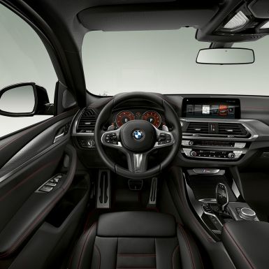 BMW X4 M40i і BMW X4 M40d, кабіна. BMW X4 M40i і BMW X4 M40d, салон, кабіна зі спортивними сидіннями і шкіряним рульовим колесом М.