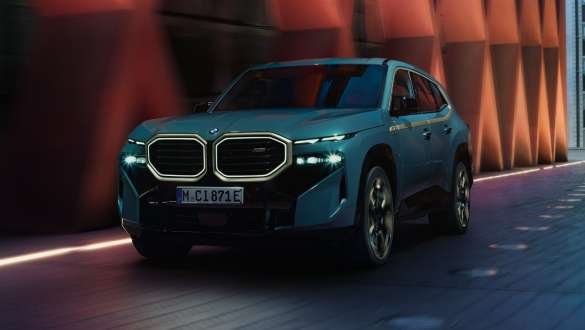 BMW XM G09 V8 Плагін-гідрид вид збоку BMW BMW XM G09 V8 Плагін-гібрид, вид збоку на фоні будівлі