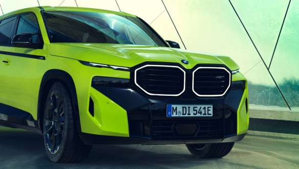 BMW XM 50e G09 три чверті перед BMW XM 50e G09 три чверті спереду з боку переднього пасажира