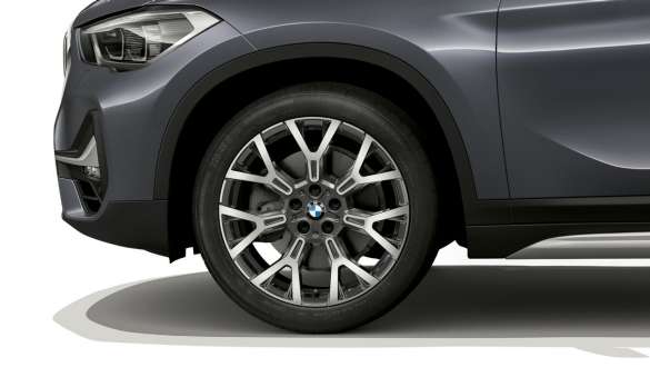 BMW X1 F48 LCI 19-дюймові легкосплавні диски BMW X1 F48 LCI крупний план на 19-дюймовому легкосплавному диску