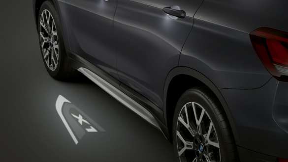 BMW X1 F48 LCI Світлодіодна проекція «X1». BMW X1 F48 LCI Крупний план на зовнішнє дзеркало зі світлодіодною проекцією «X1».