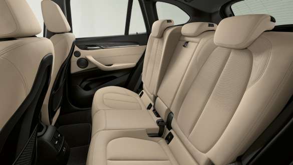 BMW X1 F48 LCI регульовані задні сидіння BMW X1 F48 LCI салон із регульованими задніми сидіннями