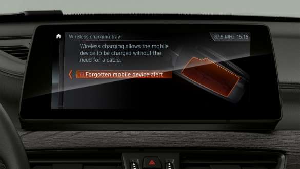 BMW X1 F48 Телефонія з бездротовою зарядкою BMW X1 F48 LCI салон з акцентом на Асистент водіння Plus на дисплеях та елементах керування