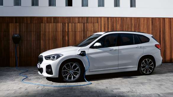Плагін-гібрид BMW X1 xDrive25e F48 LCI вигляд збоку на три чверті Плагін-гібрид BMW X1 xDrive25e F48 LCI вигляд збоку на три чверті під час заряджання