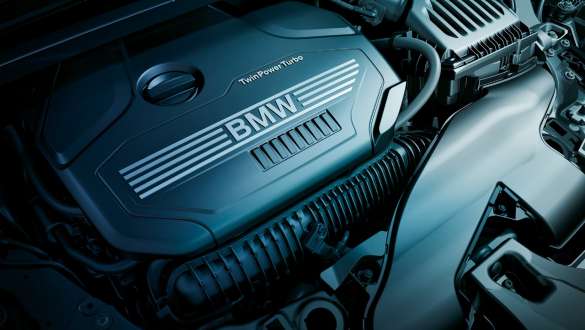 BMW X1 F48 4-циліндровий бензиновий двигун BMW TwinPower Turbo BMW X1 F48 LCI крупним планом 4-циліндровий бензиновий двигун BMW TwinPower Turbo