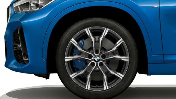 BMW X1 F48 багатопоршневий гальмівний супорт BMW X1 F48 LCI вид збоку крупним планом на 19-дюймовому ободі із гальмом M Sport