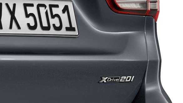 BMW X1 F48 Логотип BMW xDrive BMW X1 F48 LCI крупнй план логотипу BMW xDrive ззаду