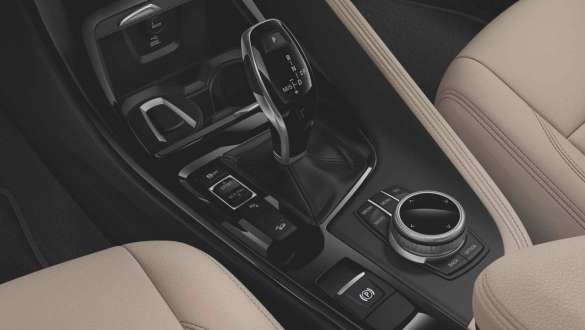 BMW X1 F48 важіль перемикання передач та центральна консоль BMW X1 F48 LCI крупний план важеля перемикання передач на центральній консолі