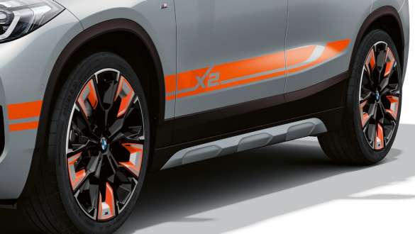 Пороги на BMW X2 F39 Пороги на BMW X2 F39 2020 у кольорі Brooklyn Grey, вид збоку з поворотом на три чверті