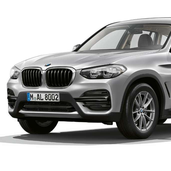 BMW X3, базова модель, знімок спереду з поворотом в три чверті BMW X3, базова модель, знімок спереду з поворотом в три чверті