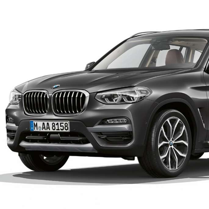 BMW X3 M40i, модель xLine, знімок спереду з поворотом в три чверті BMW X3 M40i, модель xLine, знімок спереду з поворотом в три чверті