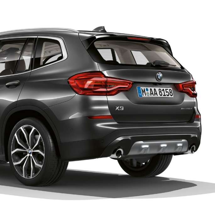 BMW X3 M40i, модель xLine, знімок ззаду з поворотом в три чверті BMW X3 M40i, модель xLine, знімок ззаду з поворотом в три чверті