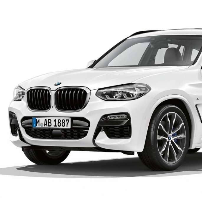 BMW X3 M40i, модель M Sport, знімок спереду з поворотом в три чверті BMW X3 M40i, модель M Sport, знімок спереду з поворотом в три чверті