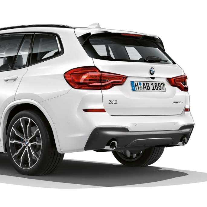 BMW X3 M40i, модель M Sport, знімок ззаду з поворотом в три чверті BMW X3 M40i, модель M Sport, знімок ззаду з поворотом в три чверті