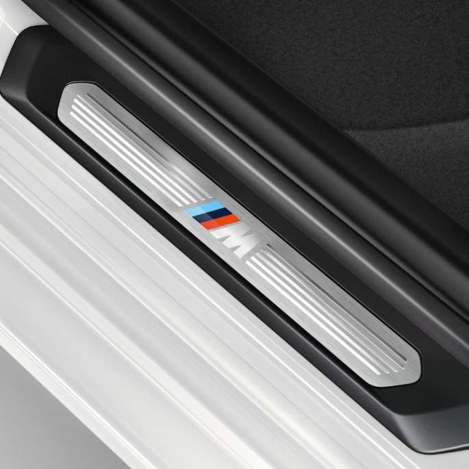 BMW X3 M40i, модель M Sport, обробка дверних порогів BMW X3 M40i, модель M Sport, обробка дверних порогів