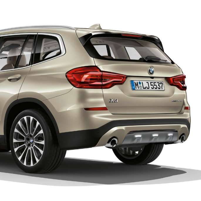 BMW X3 M40i, модель Luxury Line, знімок ззаду з поворотом в три чверті BMW X3 M40i, модель Luxury Line, знімок ззаду з поворотом в три чверті
