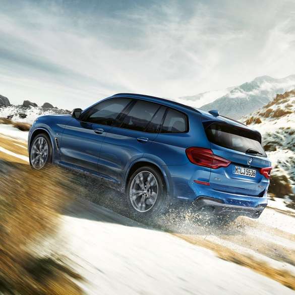 BMW X3 M40i на підйомі BMW X3 M40i на підйомі