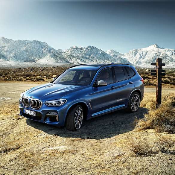 BMW X3 M40i, передній знімок з поворотом в три чверті в горах BMW X3 M40i, передній знімок з поворотом в три чверті в горах