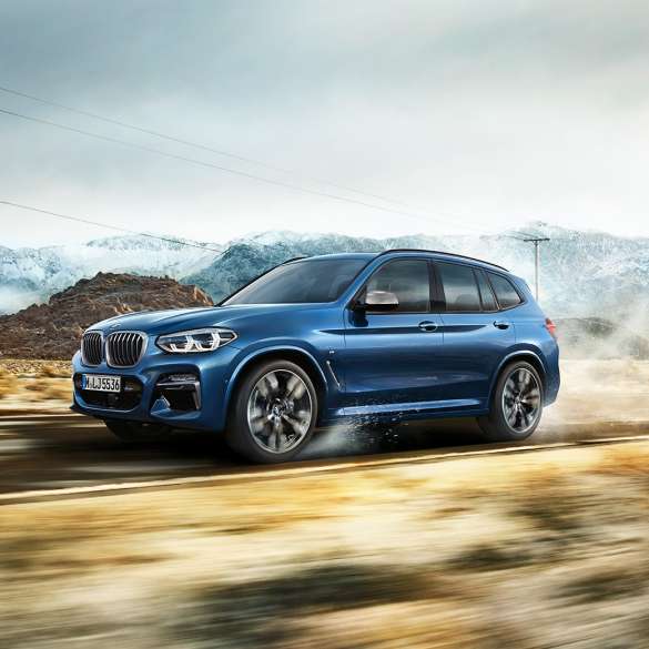 BMW X3 M40i, знімок переднього крила перед горою BMW X3 M40i, знімок переднього крила перед горою