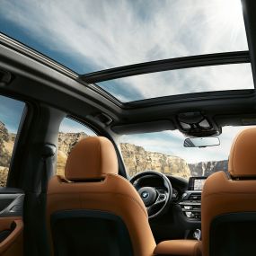 BMW X3 M40i, знімок кабіни в салоні BMW X3 M40i, знімок кабіни в салоні
