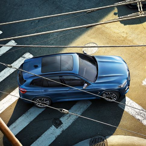 BMW X3 M40i з висоти пташиного польоту дах і капот BMW X3 M40i з висоти пташиного польоту дах і капот