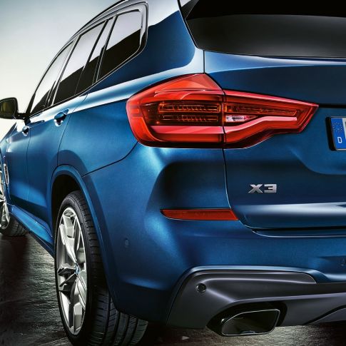 BMW X3 M40i, з поворотом в три чверті ззаду, зі світлодіодними задніми фарами BMW X3 M40i, з поворотом в три чверті ззаду, зі світлодіодними задніми фарами
