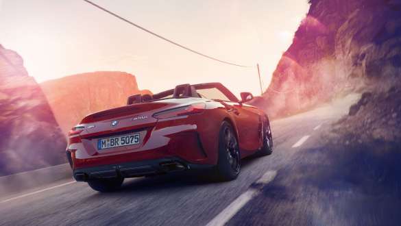 BMW Z4 Родстер адаптивне спортивне рульове управління BMW Z4 Родстер в русі, вид ззаду в горах