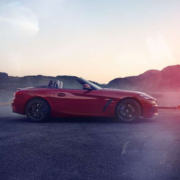 Боковий знімок BMW Z4 Родстер Боковий знімок BMW Z4 Родстер перед видом на гори