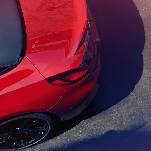 BMW Z4 Родстер задня частина та колеса Вид з висоти пташиного польоту на задню частину та колеса BMW Z4 Roadster